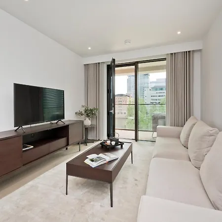 Elegant And Modern Apartments In Canary Wharf Right Next To Thames
